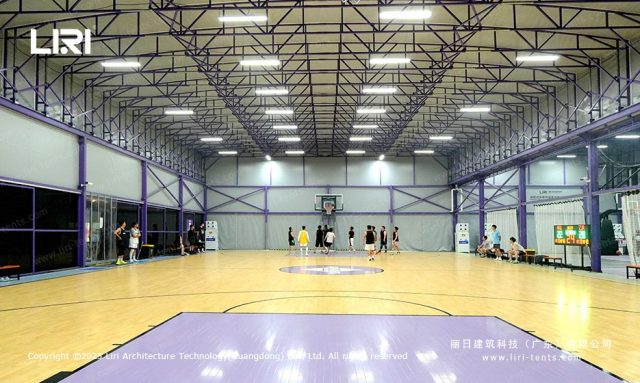 楼顶电动篮球场顶棚内景图